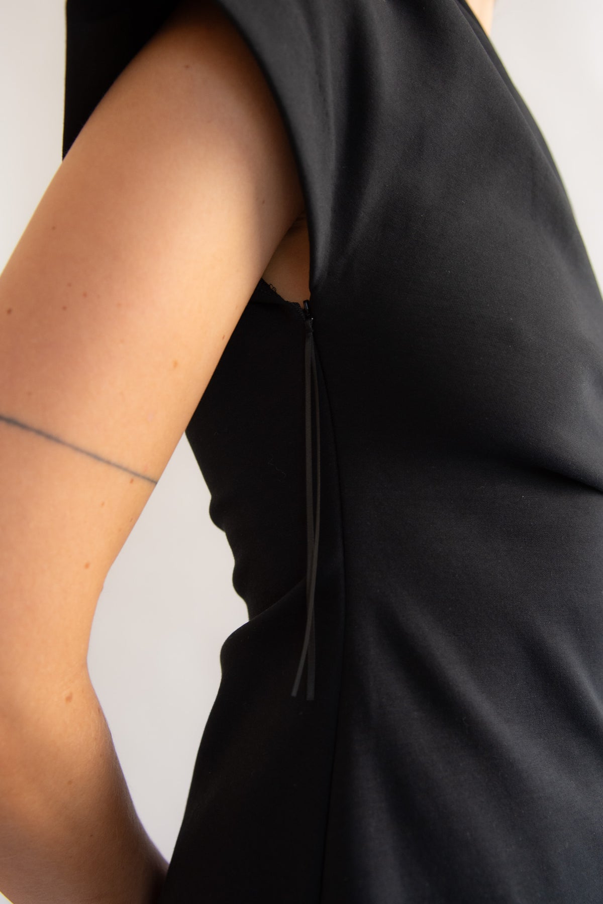 THE GARMENT, Glam Asymmetric Tee, Black