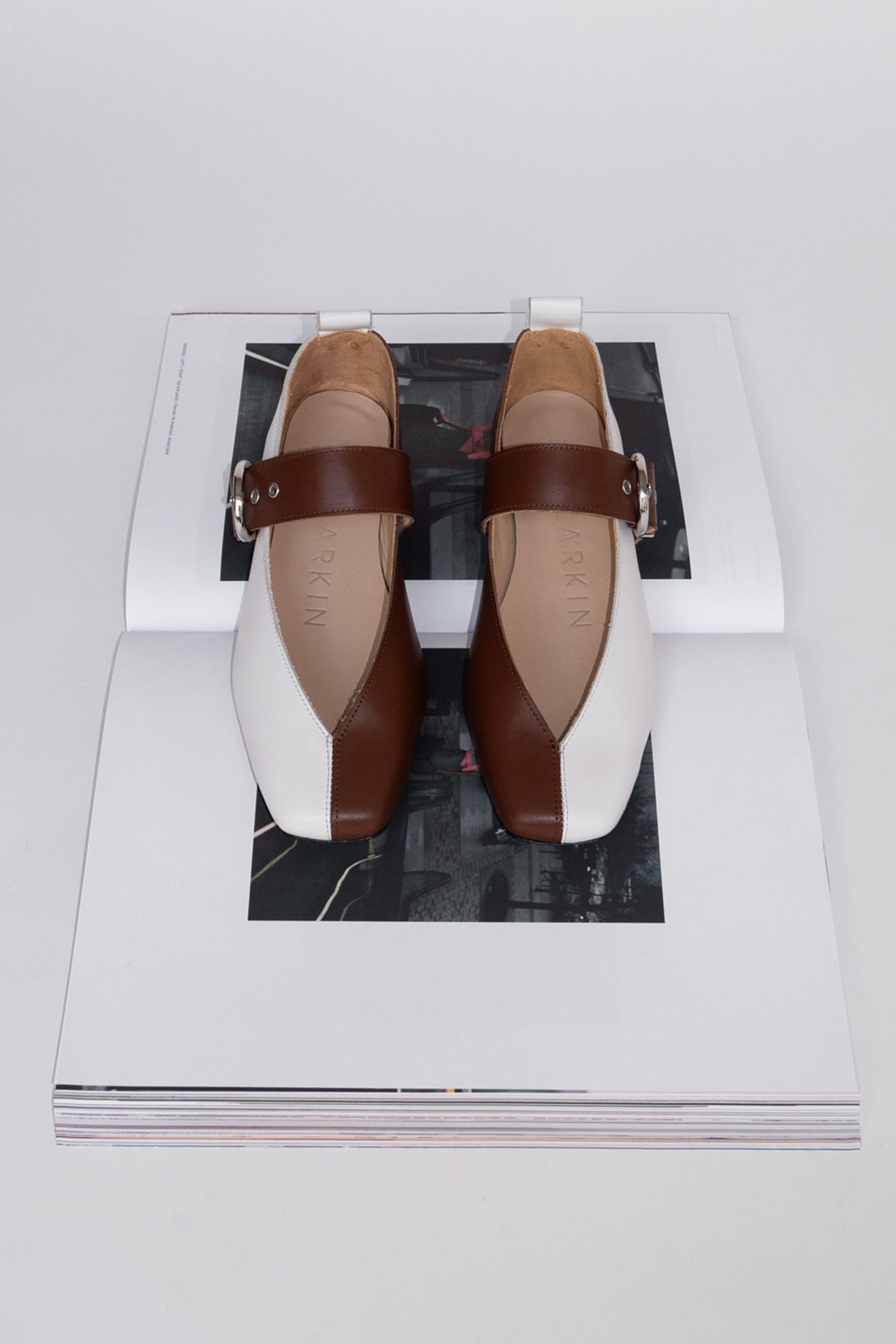 MR. LARKIN, George Flat, White/Brown