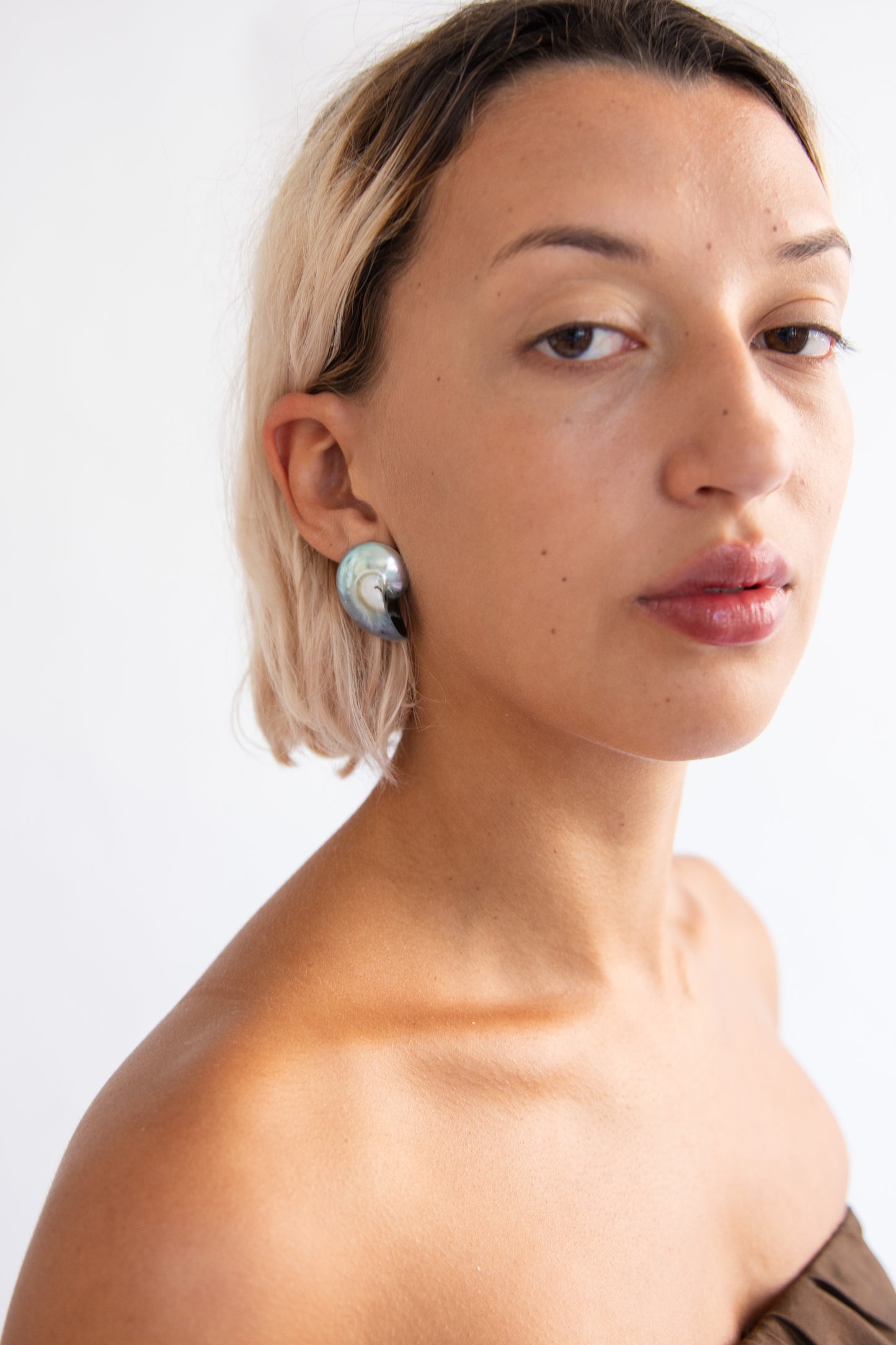 ISSHI, Molluska Earrings, Blue Sheen