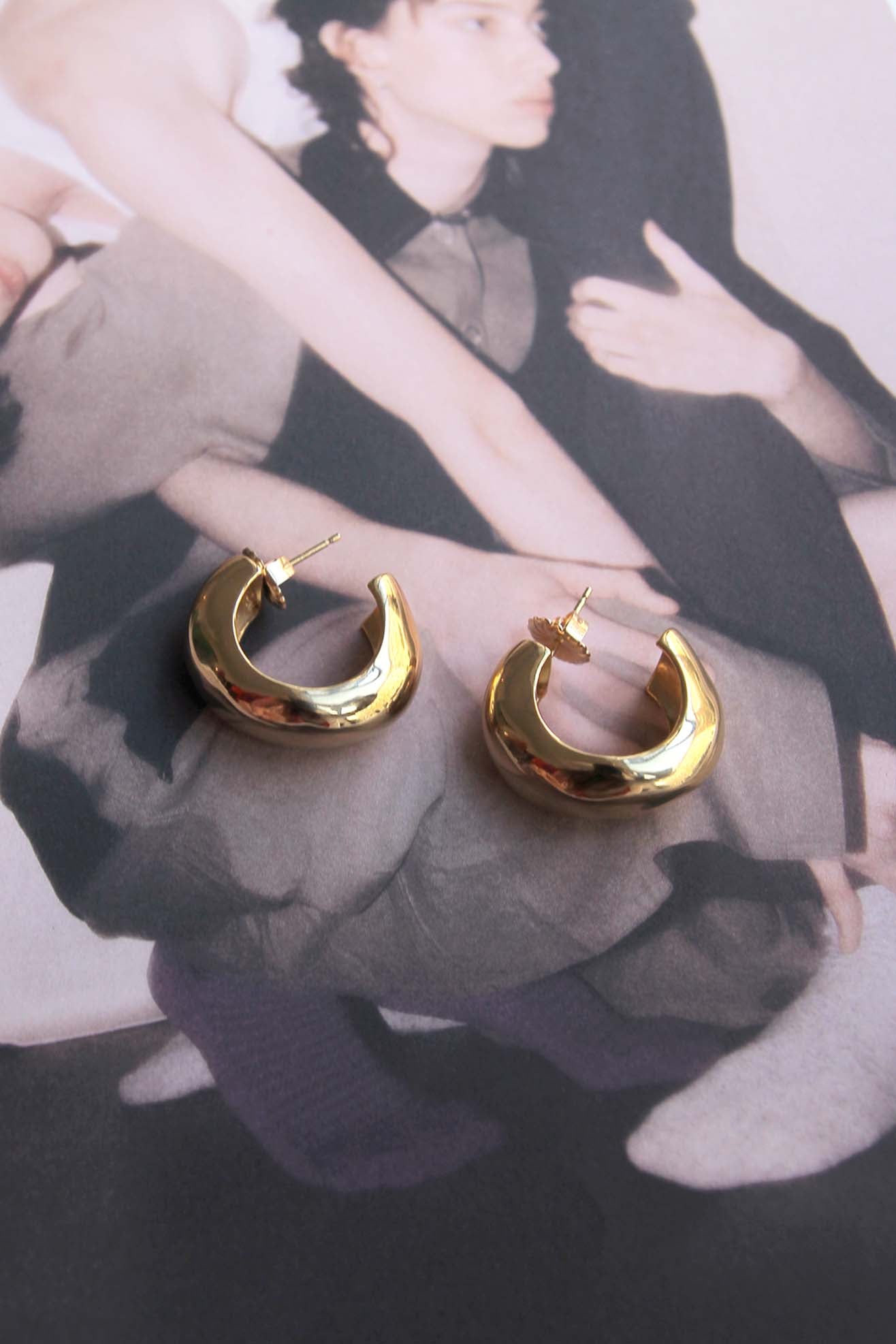 AGMES, Medium Celia Hoops, Gold