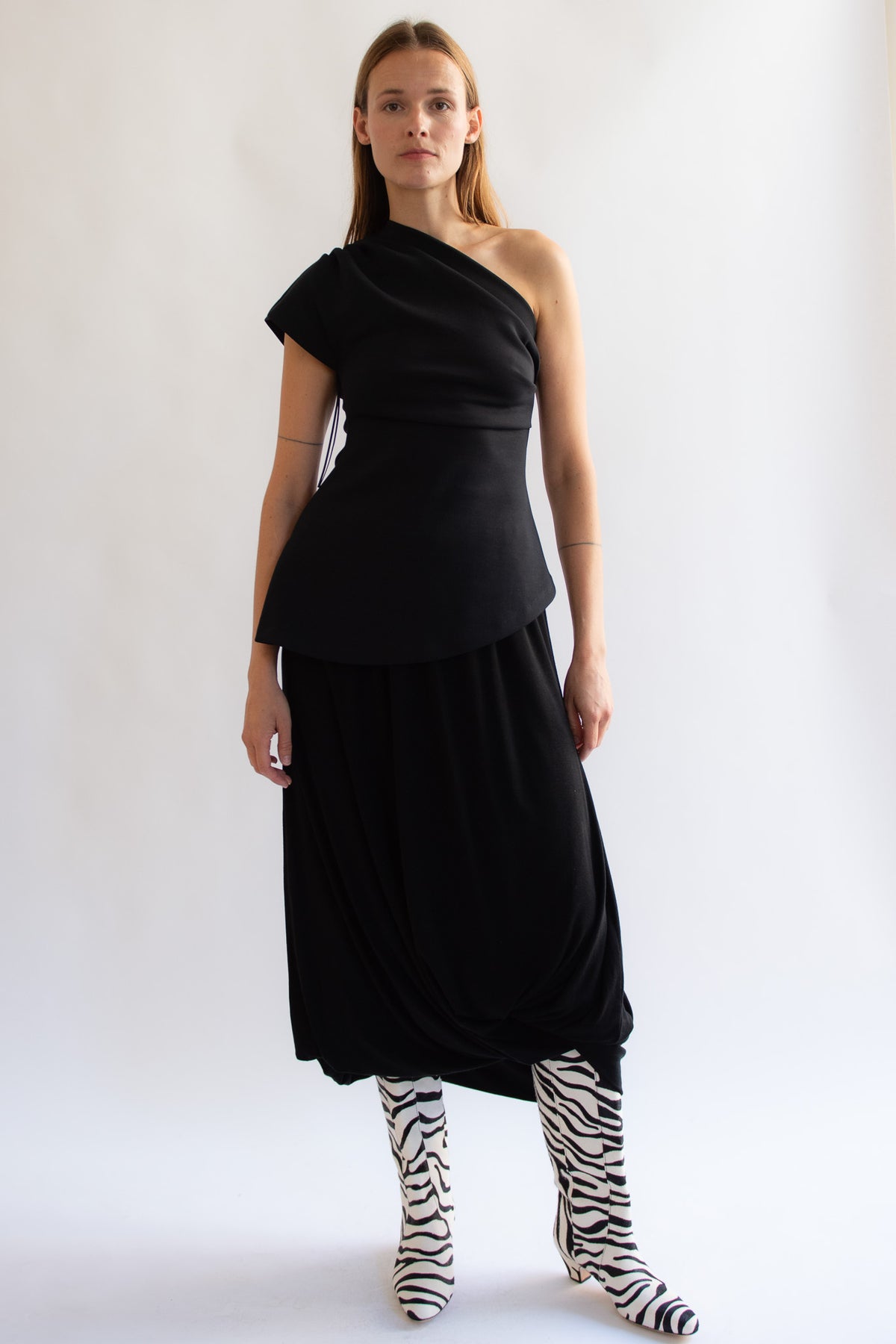 THE GARMENT, Glam Asymmetric Tee, Black