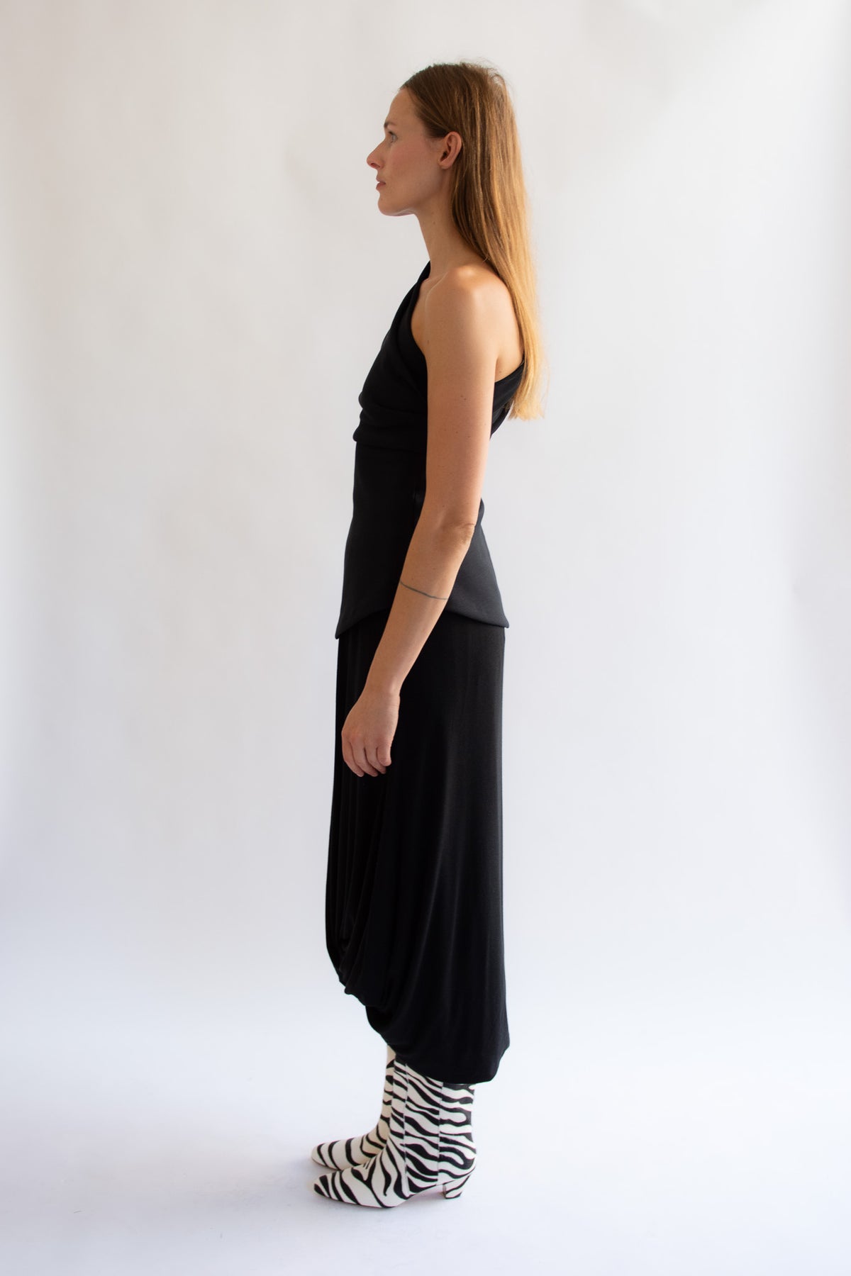 THE GARMENT, Glam Asymmetric Tee, Black