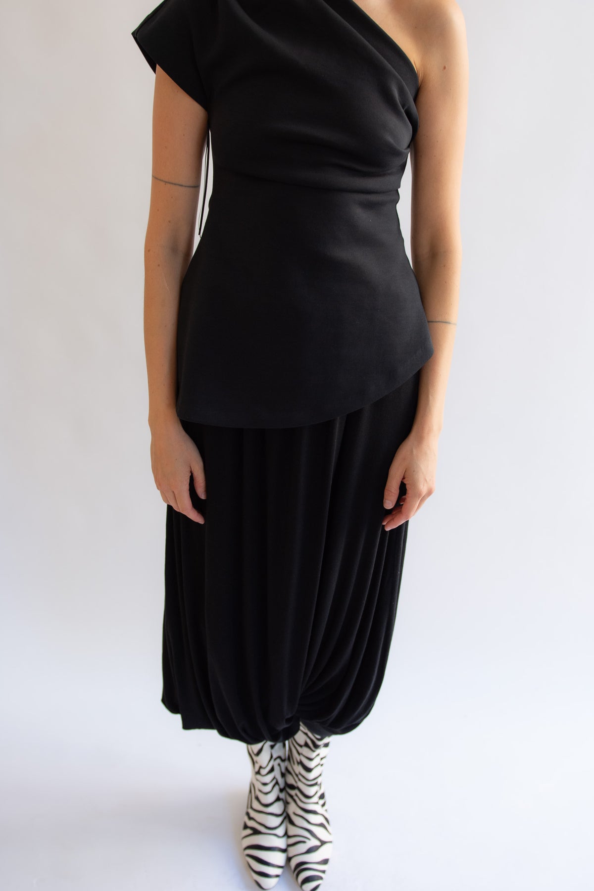 THE GARMENT, Breanna Knot Skirt, Black