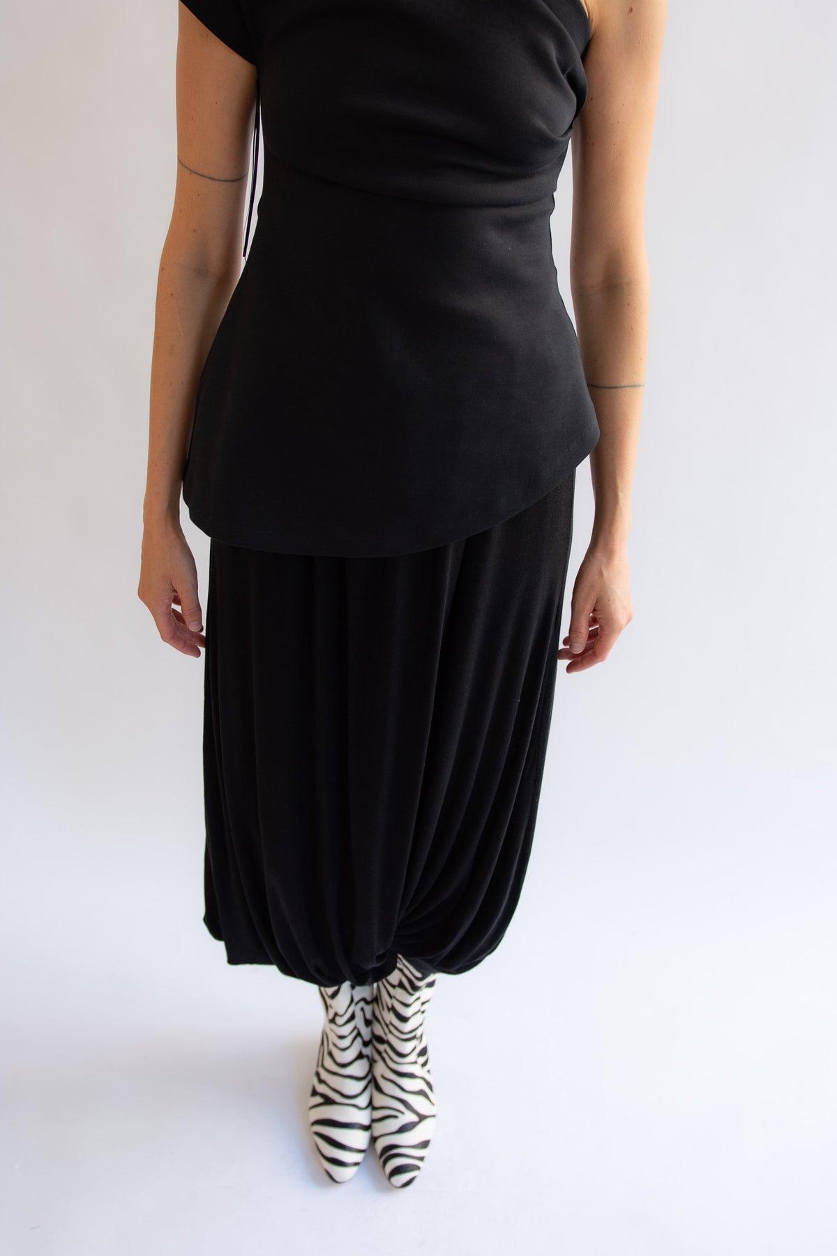 THE GARMENT, Breanna Knot Skirt, Black