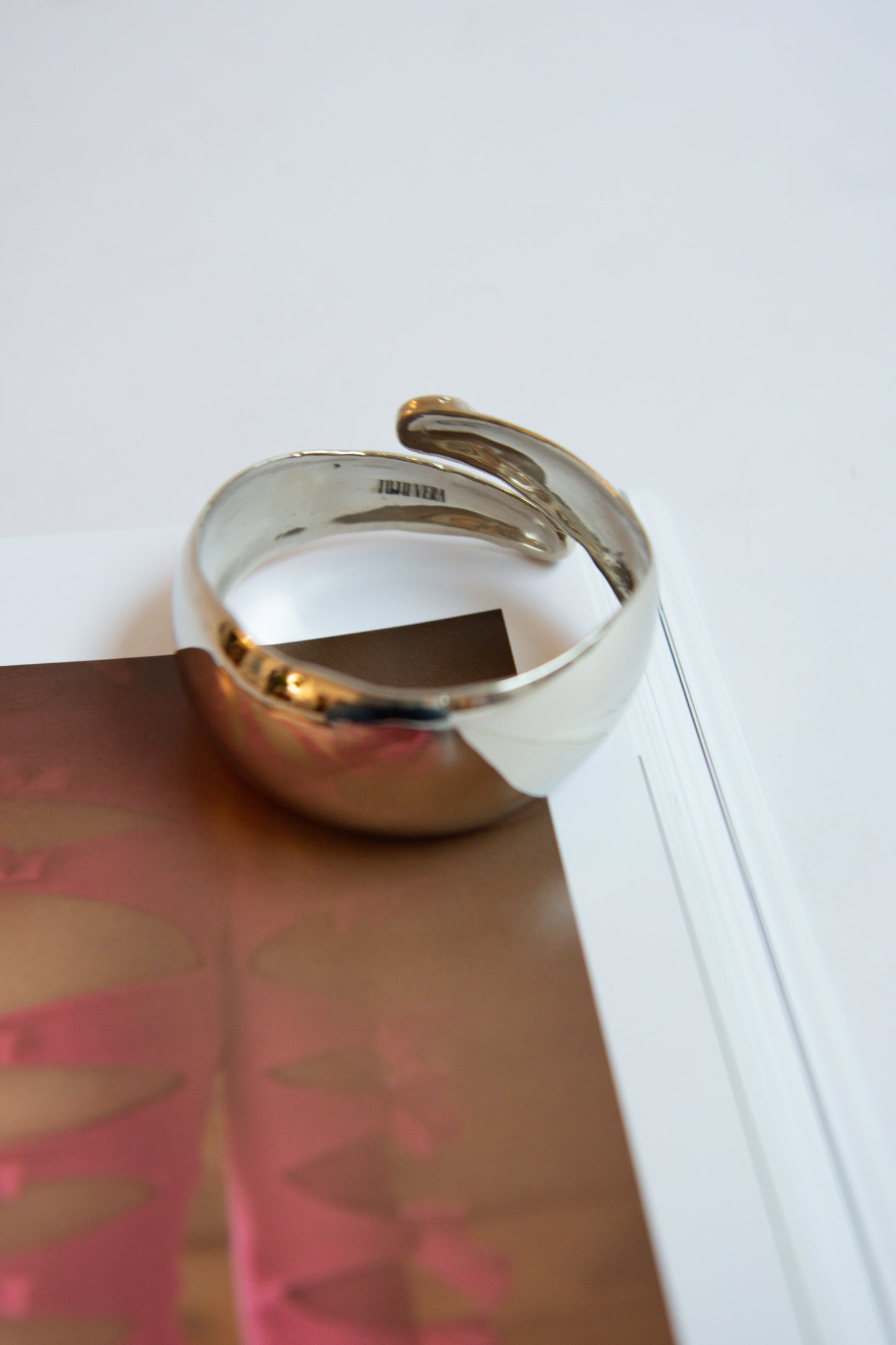 JUJU VERA, Olympia Arm Band, White Brass