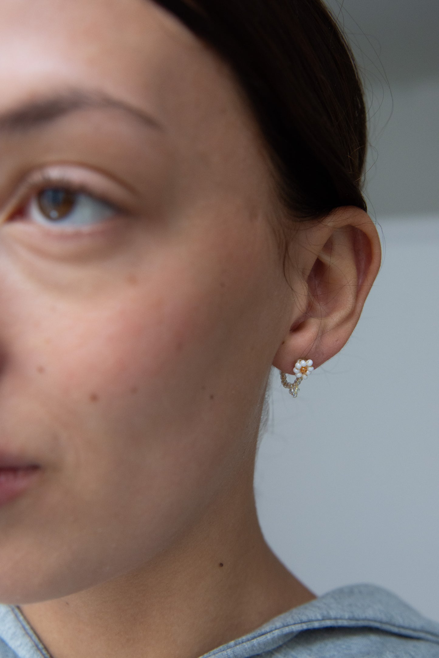 PURA UTZ, Flor Huggie Ear Stick, White