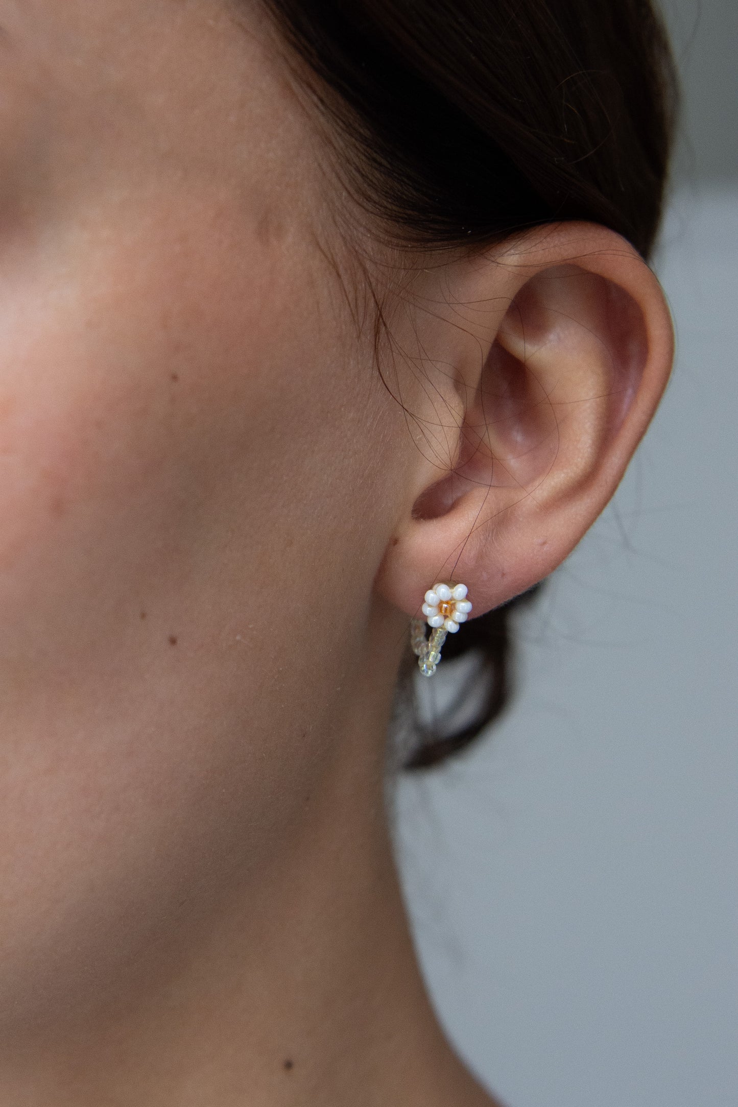 PURA UTZ, Flor Huggie Ear Stick, White