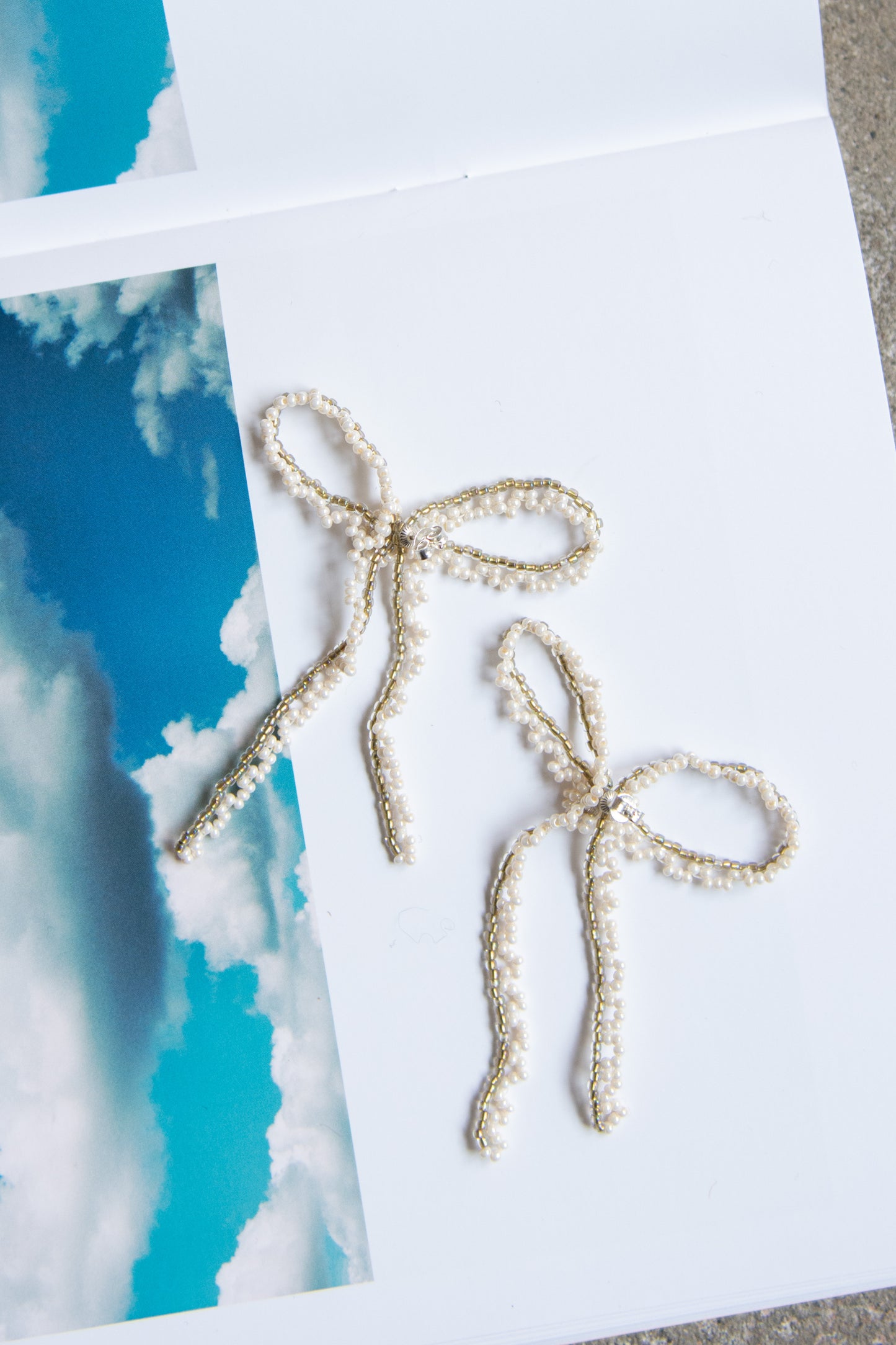 PURA UTZ, Lace Bow Ear Stick