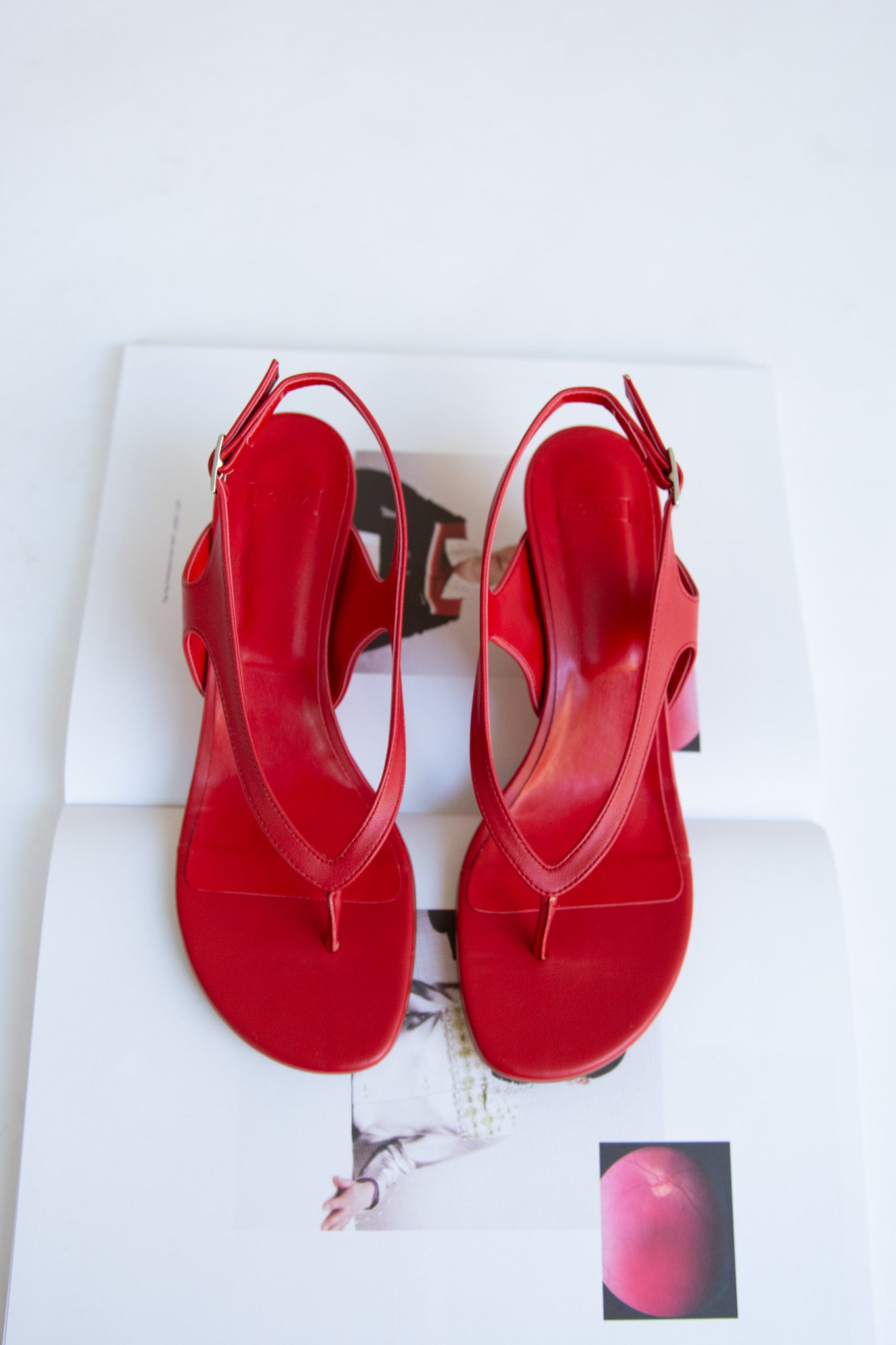 NOMIA, Lela Thong Wedge, Lipstick