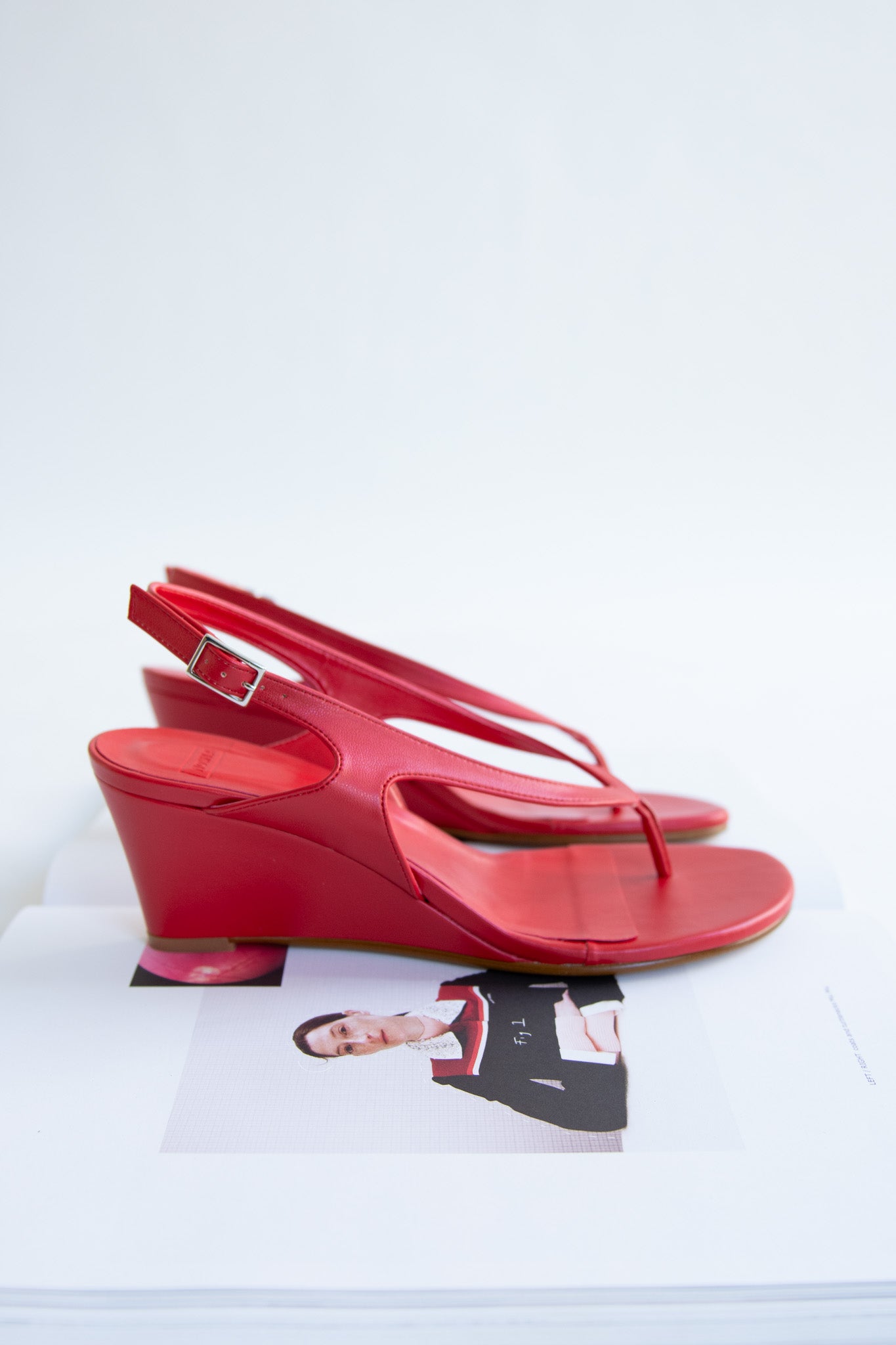 NOMIA, Lela Thong Wedge, Lipstick