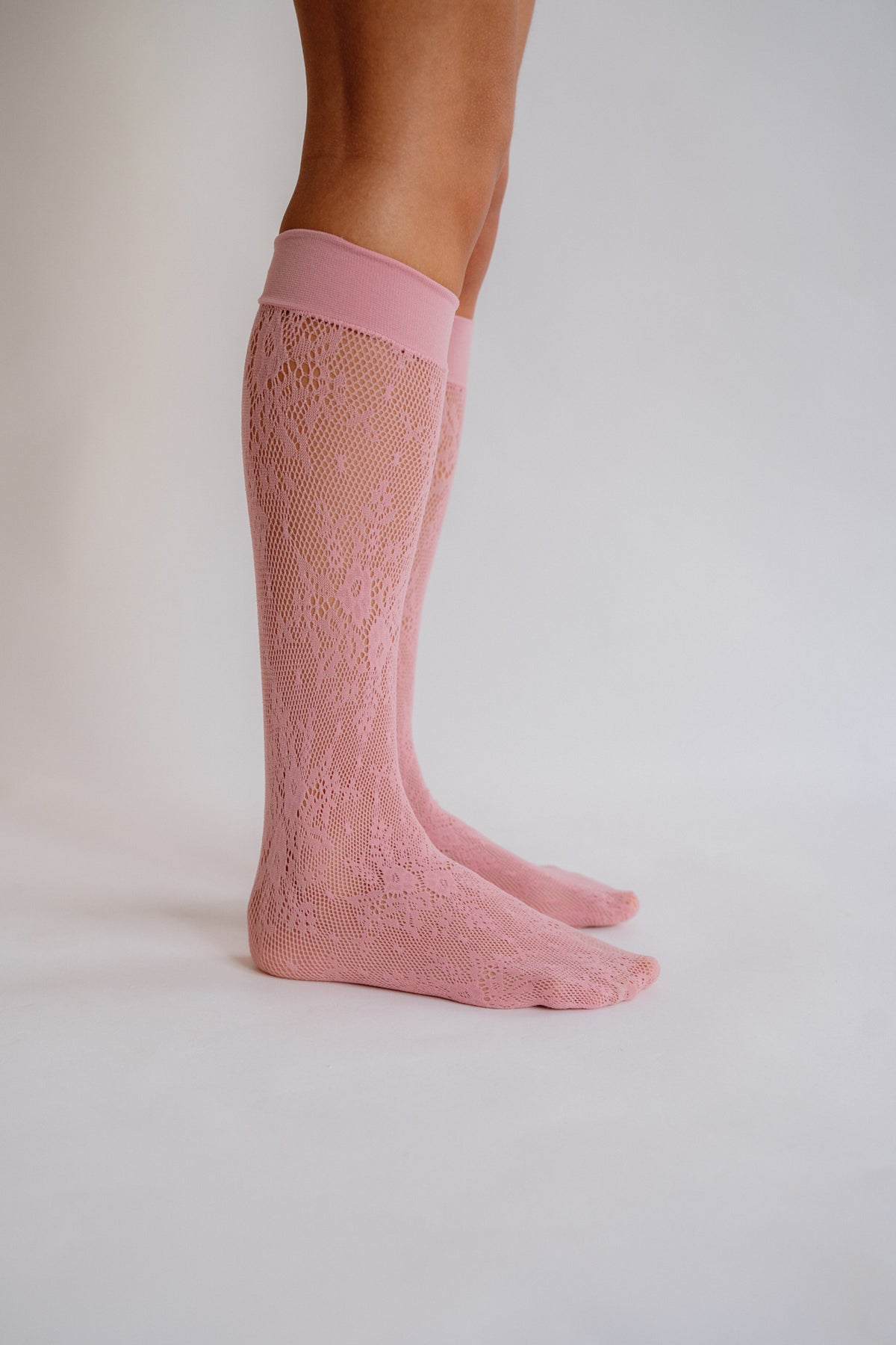 SWEDISH STOCKINGS, Rosa Lace Knee-Highs, Dusty Pink